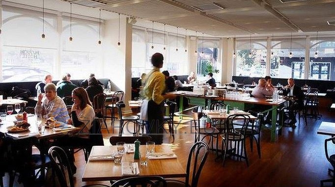 Drevené závesné svietidlá sú veľmi módne v súčasnej dobe. Sú vhodné ako dekorácia k jedálenských stolom a pultom v kuchyni alebo v spálni, nad nočnými stolíkmi (6)