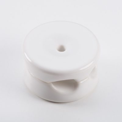 Porcelánové vedenie dvoch káblov v bielej farbe