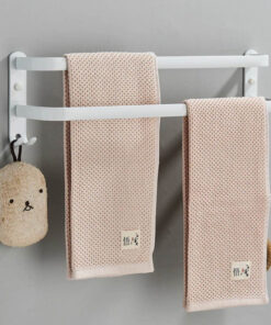 Elegantný dvojitý držiak na uteráky s bielym povrchom