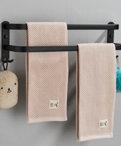 Elegantný dvojitý držiak na uteráky s čiernym povrchom