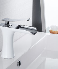 Moderná vodovodná batéria s vodopádom v niekoľkých prevedeniach