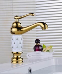 Vintage vodovodná batéria s drobnými kryštálikmi a bielou úpravou