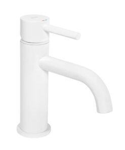 Nízka umývadlová batéria s ohnutým výtokom v lesklej bielej farbe